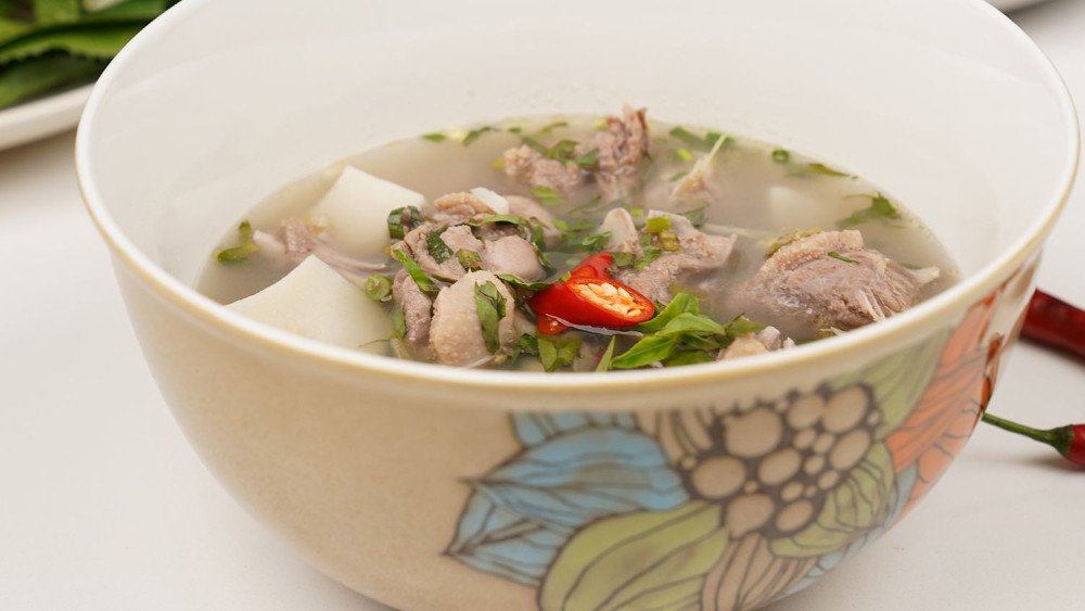 Đĩa vịt om sấu khoai sọ đã hoàn thành, sẵn sàng thưởng thức