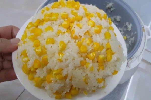 Đĩa xôi bắp nước cốt dừa thơm lừng, hấp dẫn sau khi nấu xong
