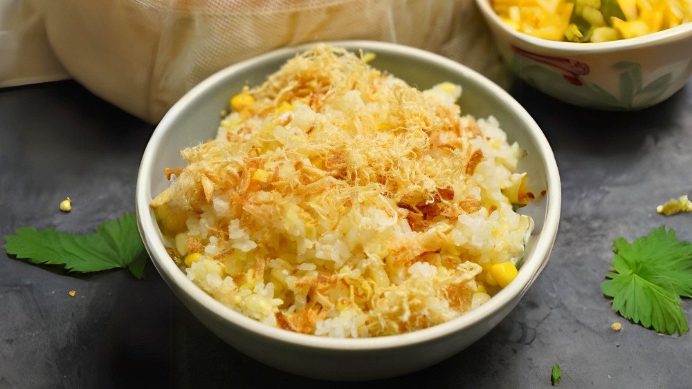 Đĩa xôi bắp thành phẩm vàng ươm, hấp dẫn sẵn sàng thưởng thức