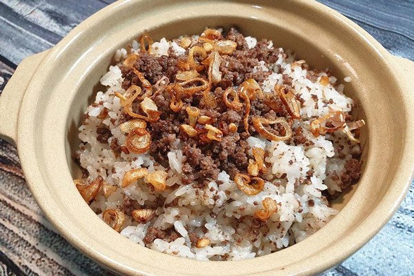 Đĩa xôi chim bồ câu thơm lừng, nóng hổi, trang trí hành phi vàng ruộm, sẵn sàng thưởng thức.