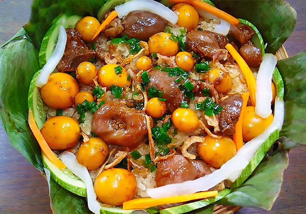 Đĩa xôi lòng gà trứng non đầy đặn với lòng gà và trứng non xào đậm đà, rắc hành phi thơm lừng