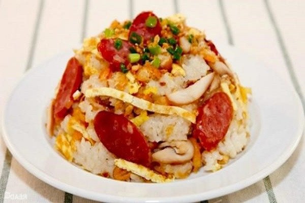 Đĩa xôi mặn thập cẩm thơm ngon chuẩn vị nhà làm