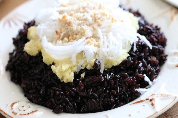 Bí Quyết Nấu Xôi Nếp Cẩm Thơm Ngon Chuẩn Vị Đĩa xôi nếp cẩm đậu xanh thơm ngon, hấp dẫn chuẩn vị