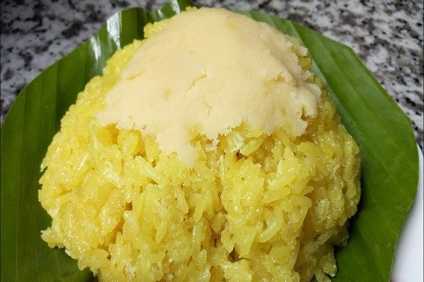 Đĩa xôi nghệ đậu xanh vàng ươm, hấp dẫn sẵn sàng thưởng thức