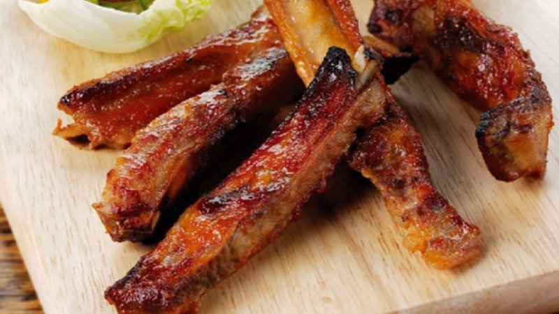 Điều chỉnh lượng sa tế khi làm sườn nướng sa tế bằng nồi chiên không dầu