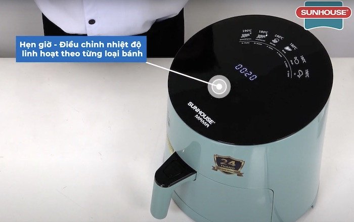 Điều chỉnh nhiệt độ thủ công trên nồi chiên không dầu để nướng bánh táo yến mạch.