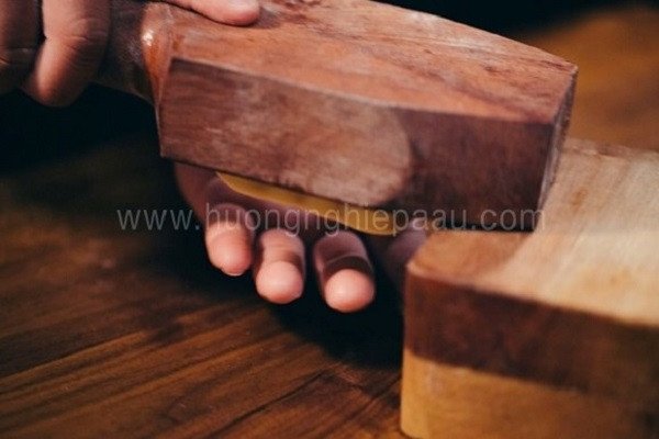 Định hình bánh Trung thu nướng nhân đậu xanh truyền thống
