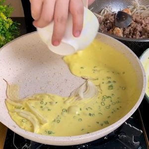 Đổ bột bánh xèo vào chảo nóng