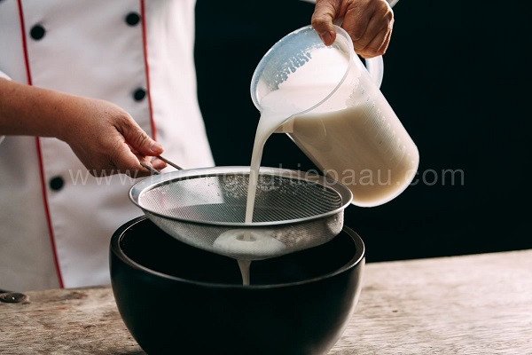 Đổ bột lên chảo để làm vỏ bánh cuốn