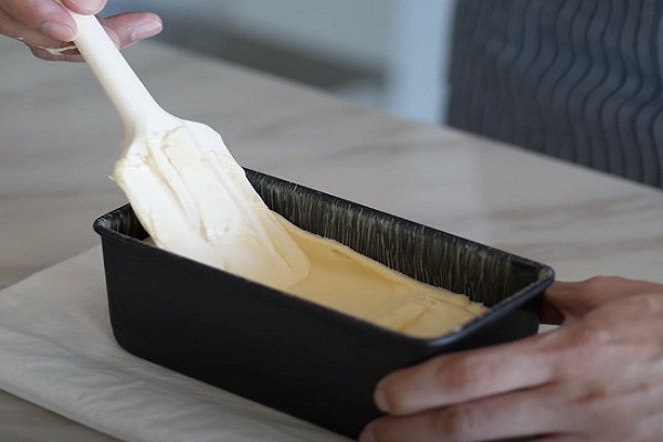 Đổ bột vào khuôn không bị tràn