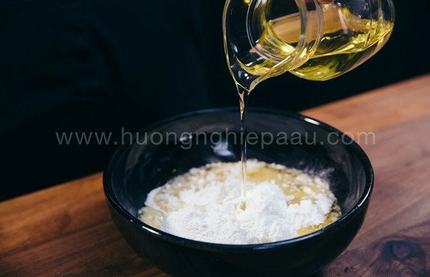 Đổ dầu ăn vào bột bánh in để làm bột dầu, nguyên liệu nhân bánh trung thu