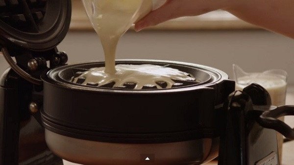 Đổ đều lượng bột làm bánh Waffle vào khuôn nướng chống dính