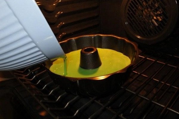 Đổ hỗn hợp bột bánh bò lá dứa vào khuôn nướng
