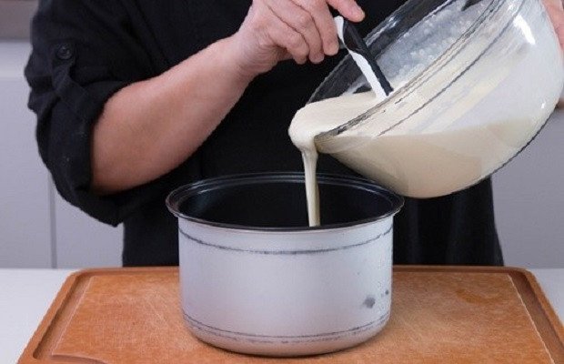 Đổ hỗn hợp bột bánh vào nồi cơm điện để nướng