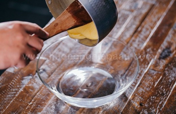 Đổ hỗn hợp bột vỏ bánh su kem trà xanh ra âu để nguội