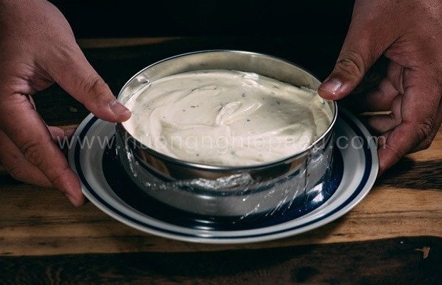 Đổ hỗn hợp kem Oreo Cheesecake không lò nướng vào khuôn và dàn đều mặt bánh
