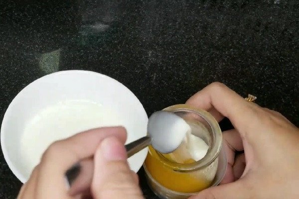 Đổ hỗn hợp pudding xoài vào khuôn tạo hình cho bé ăn dặm