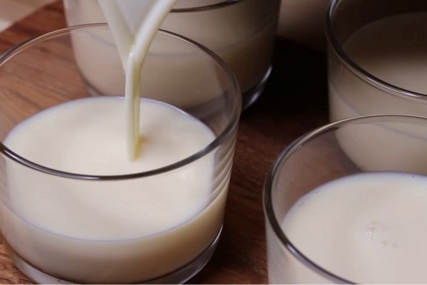 Đổ hỗn hợp tàu hũ vào khuôn và ủ lạnh