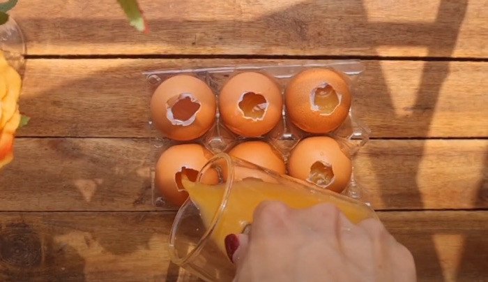 Đổ hỗn hợp trứng vào vỏ trứng trước khi nướng