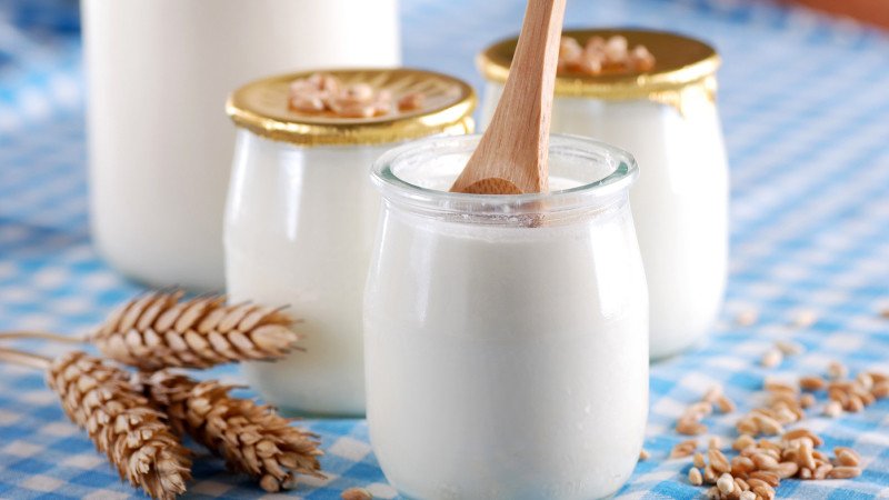 Đổ sữa chua đã ủ vào hũ thủy tinh để bảo quản và thưởng thức.