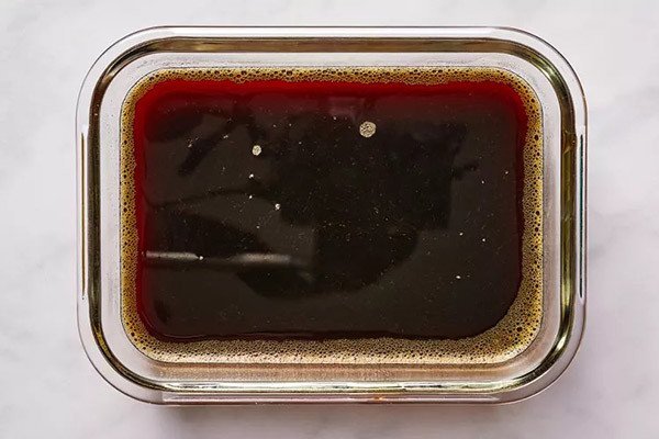 Đổ từng lớp hỗn hợp rau câu và flan xen kẽ để tạo bánh flan rau câu nhiều tầng