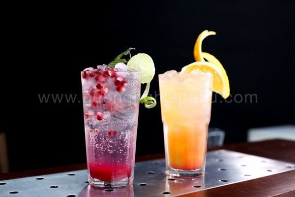 Đồ uống được trang trí với lát cam và lá bạc hà tươi mát