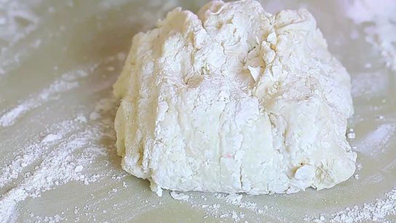 Đôi bàn tay đang nhồi bột năng dẻo mịn trên mặt bàn