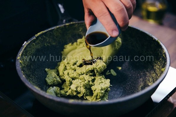 Đôi bàn tay khéo léo tạo hình xôi hoa đậu