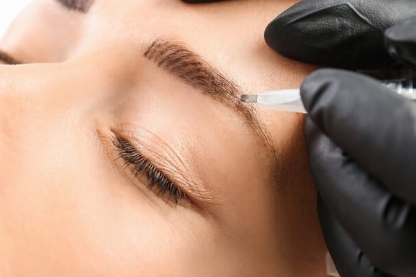 Đôi chân mày tự nhiên sau khi điêu khắc, với từng sợi lông mảnh và rõ nét