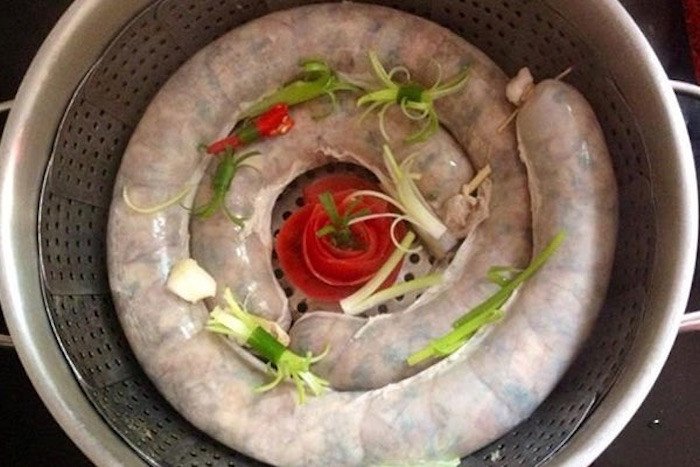 Dồi heo hấp trước khi nướng sẽ săn chắc và chín mềm
