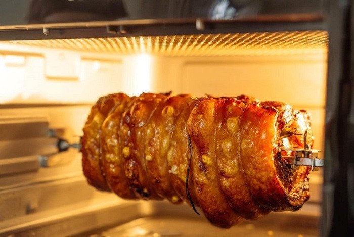 Đợi một lúc cho thịt nguội bớt rồi tháo dây buộc miếng thịt heo ra