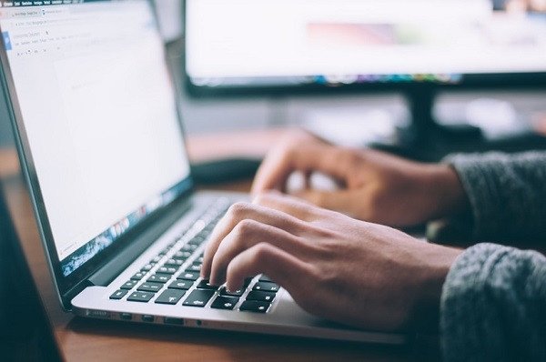 Đôi tay đang thực hiện công đoạn chế biến, minh họa sự liền mạch trong quy trình nấu ăn để tạo ra món ăn ngon chuẩn vị