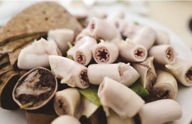 Dồi trường heo tươi ngon chuẩn bị sơ chế