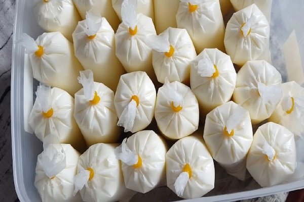 Đong hỗn hợp sữa chua vào túi nilon để chuẩn bị ủ