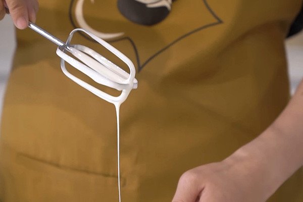 Dòng milkfoam macchiato sánh mịn chảy đều, không đứt quãng, biểu thị độ chuẩn xác của lớp kem