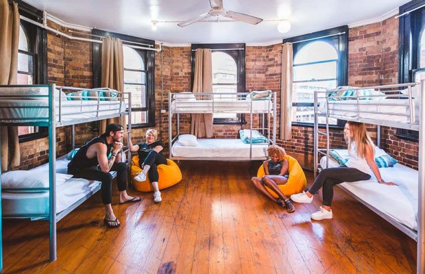 Du khách vui vẻ tại khu vực sinh hoạt chung của hostel