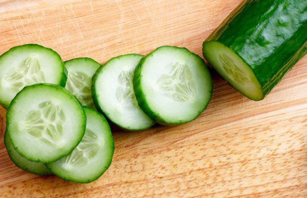 Dưa leo cắt lát mỏng dùng kèm tôm nướng muối ớt