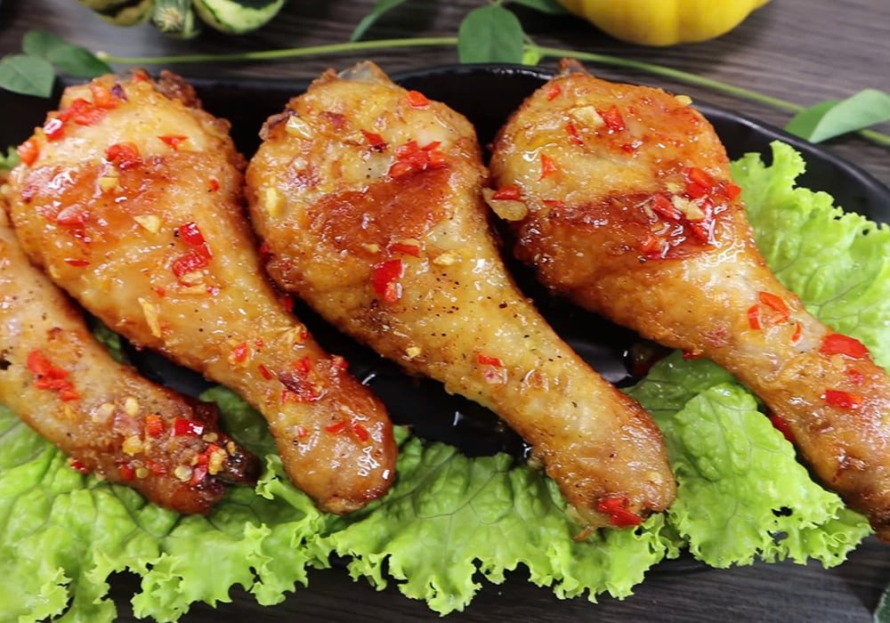 Đùi gà chiên bơ tỏi thơm lừng, vàng giòn trên đĩa