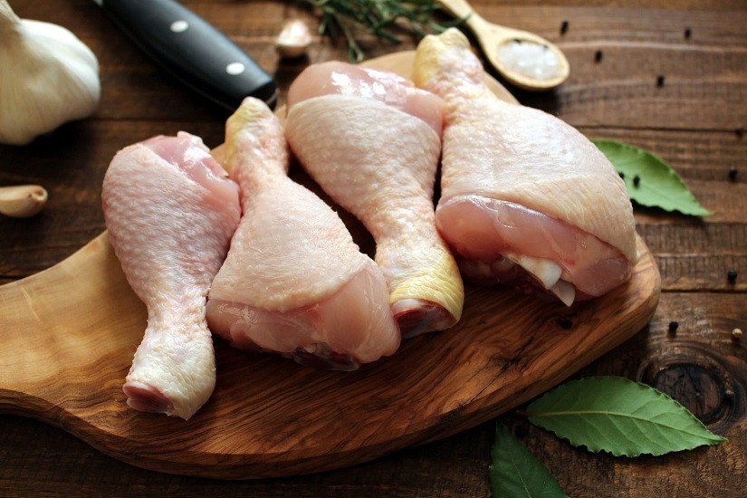 Đùi gà được sơ chế sạch sẽ, sẵn sàng để ướp