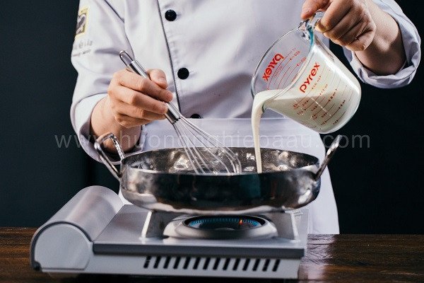 Bí Quyết Làm Bánh Su Kem Chiên Giòn Ngon Đậm Vị Đun ấm sữa tươi
