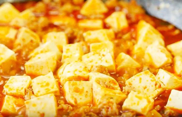 Đun đậu hũ cùng sốt trong khoảng 5 phút