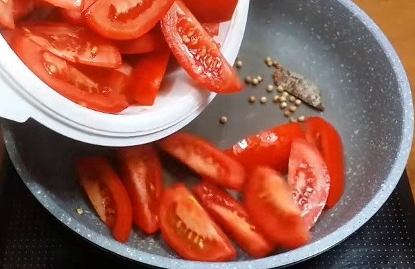 đun hỗn hợp cà chua cùng gia vị trên chảo để làm sốt cà chua