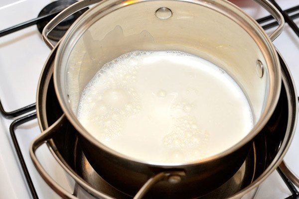 Cách Làm Sữa Chua Phô Mai Mịn Béo Ngon Khó Cưỡng Tại Nhà Đun hỗn hợp sữa chua phô mai trên bếp nhỏ lửa để đạt độ mịn