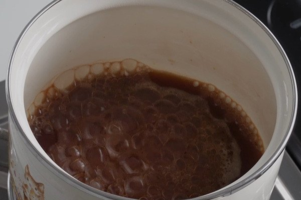 Đun sôi nước đường đen để làm bột trân châu đường đen