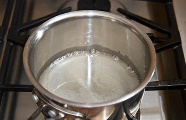 Đun sôi nước đường phèn để tiềm canh đu đủ