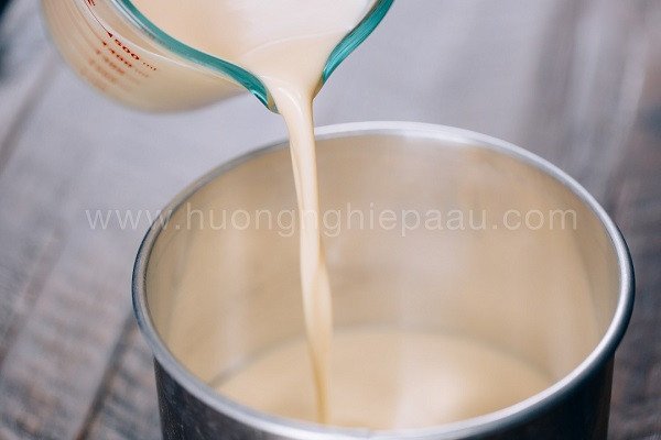 Đun sữa ấm để hòa quyện với hỗn hợp trứng làm xốt phô mai