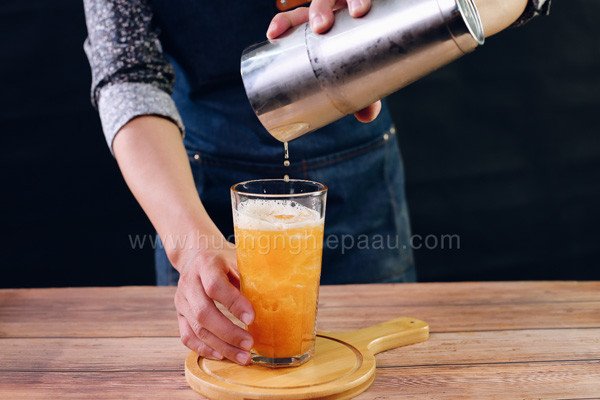 Dùng bình shaker chuyên dụng để pha chế trà chanh đạt hương vị chuẩn.