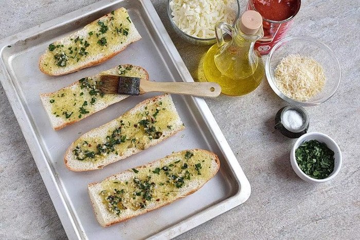 Dùng cọ phết đều hỗn hợp sốt lên 2 mặt của bánh mì