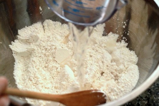 Dụng cụ chiên ngập dầu và món ăn được chiên giòn rụm