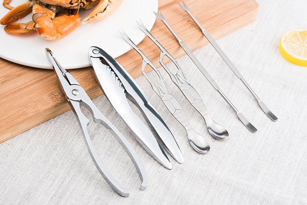 Dụng cụ kẹp cua ghẹ chuyên dụng giúp thưởng thức hải sản dễ dàng